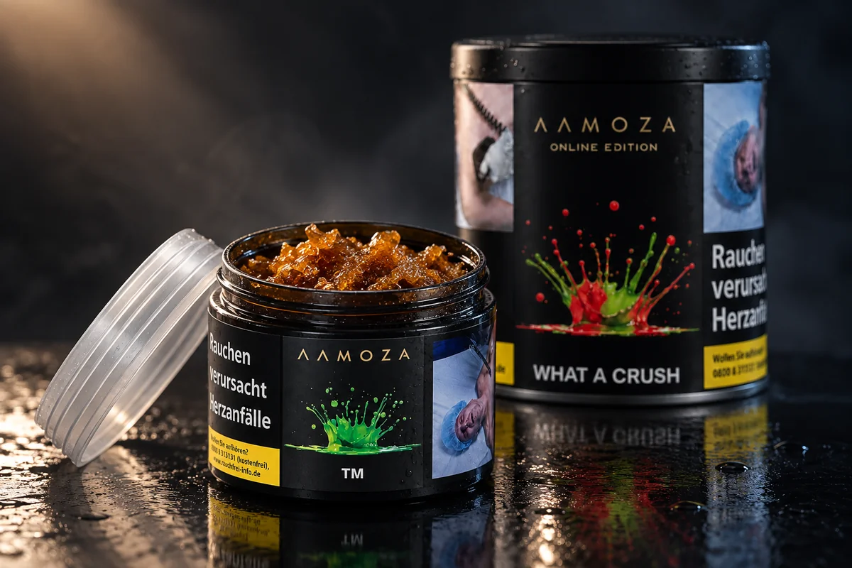 Geöffnete AAMOZA 200 g Dose mit feuchtem Tabak, Deckel angelehnt, verschlossene 1 kg Dose im Hintergrund